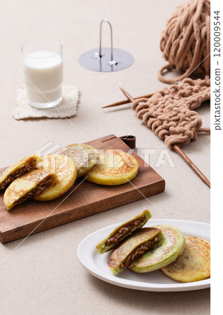 Hotteok decorated with winter accessories 120009544