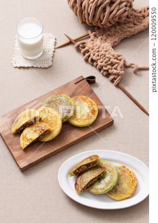 Hotteok decorated with winter accessories Hotteok decorated with winter accessories 120009550