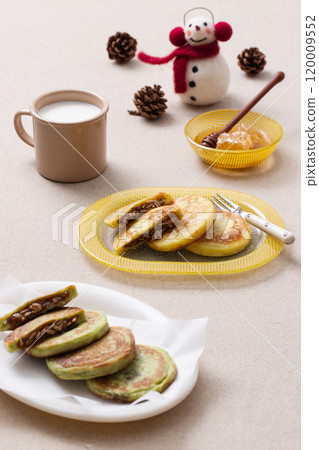 Hotteok decorated with winter accessories Hotteok decorated with winter accessories 120009552