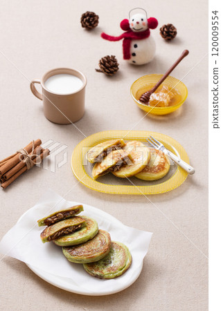 Hotteok decorated with winter accessories 120009554