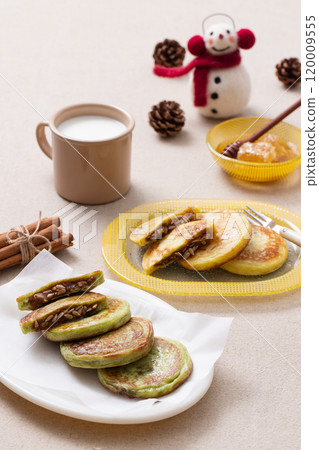 Hotteok decorated with winter accessories Hotteok decorated with winter accessories 120009555