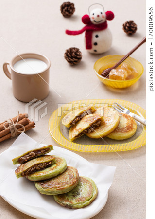 Hotteok decorated with winter accessories Hotteok decorated with winter accessories 120009556