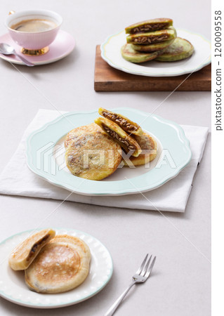 A combination of warm coffee and delicious hotteok 120009558