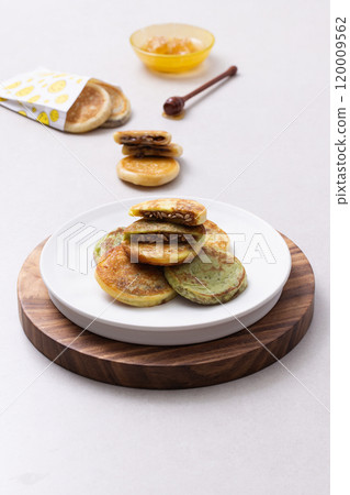 Hotteok plated on a wooden tray 120009562