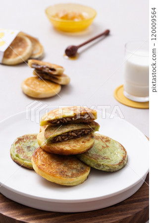 Hotteok, milk and honey plated on a wooden tray 120009564