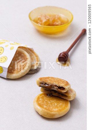 Warm hotteok and sweet honey 120009565