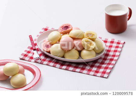 Cutely plated colorful and warm buns and milk Cutely plated colorful and warm buns and milk 120009578