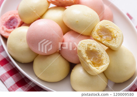 Cutely plated, colorful and warm buns Cutely plated, colorful and warm buns 120009580