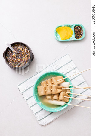 Odeng and odeng soup plated with a snack bar atmosphere 120009640