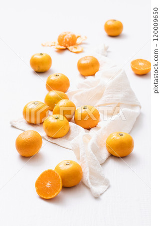freely decorated winter fruit tangerines 120009650