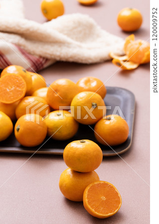 Tangerines on a blanket and tray Tangerines on a blanket and tray 120009752