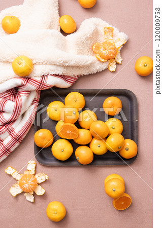 Tangerines on a blanket and tray 120009758