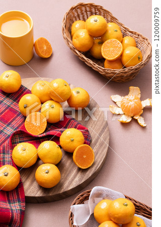 Tangerines in a basket, plated tangerines, and drinks made from tangerines 120009759