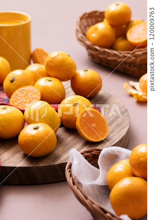 Tangerines in a basket, plated tangerines, and drinks made from tangerines Tangerines in a basket, plated tangerines, and drinks made from tangerines 120009763