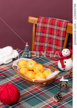 Tangerines plated with a Christmas concept 120009784