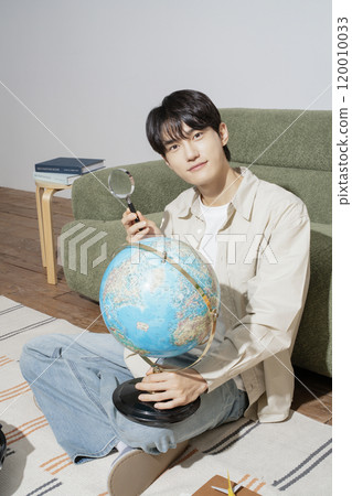 A man in his 20s preparing for a trip 120010033