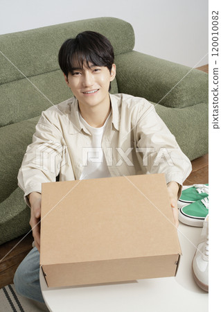 A young man in his 20s who bought new shoes A young man in his 20s who bought new shoes 120010082