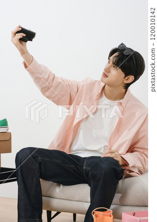 Creator who broadcasts on YouTube from home 120010142