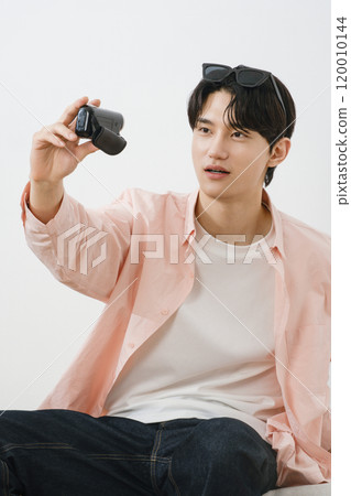 Creator who broadcasts on YouTube from home 120010144