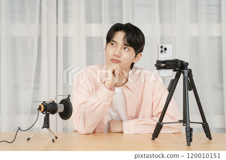 Creator who broadcasts on YouTube from home Creator who broadcasts on YouTube from home 120010151