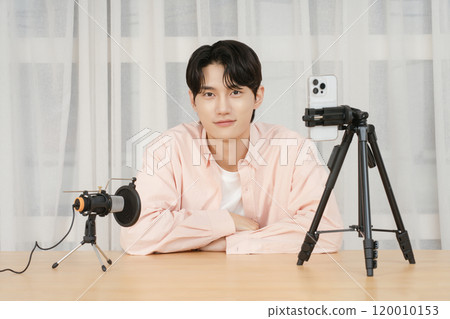 Creator who broadcasts on YouTube from home 120010153