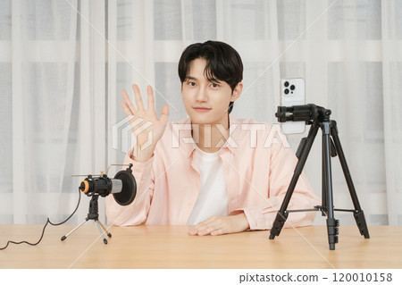 Creator who broadcasts on YouTube from home 120010158