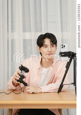 Creator who broadcasts on YouTube from home 120010161