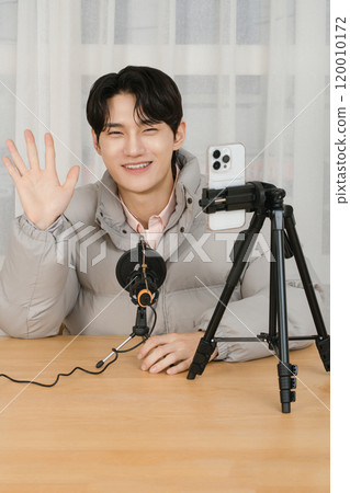 Creator who broadcasts on YouTube from home 120010172