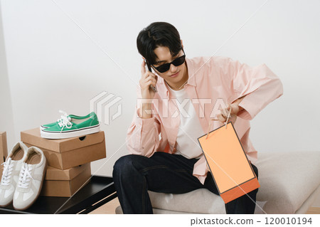 Creator who broadcasts on YouTube from home Creator who broadcasts on YouTube from home 120010194