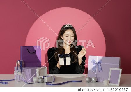 A female protagonist in her 20s who is receiving attention and attention in front of various gifts. A female protagonist in her 20s who is receiving attention and attention in front of various gifts. 120010387