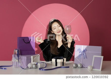 A female protagonist in her 20s who is receiving attention and attention in front of various gifts. A female protagonist in her 20s who is receiving attention and attention in front of various gifts. 120010392