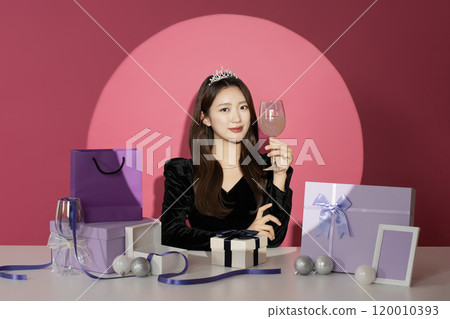 A female protagonist in her 20s who is receiving attention and attention in front of various gifts. A female protagonist in her 20s who is receiving attention and attention in front of various gifts. 120010393