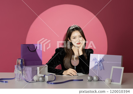A female protagonist in her 20s who is receiving attention and attention in front of various gifts. A female protagonist in her 20s who is receiving attention and attention in front of various gifts. 120010394