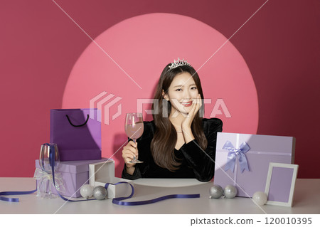 A female protagonist in her 20s who is receiving attention and attention in front of various gifts. A female protagonist in her 20s who is receiving attention and attention in front of various gifts. 120010395
