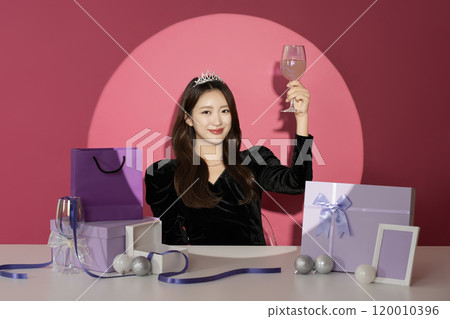 A female protagonist in her 20s who is receiving attention and attention in front of various gifts. A female protagonist in her 20s who is receiving attention and attention in front of various gifts. 120010396