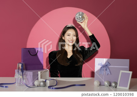 A female protagonist in her 20s who is receiving attention and attention in front of various gifts. A female protagonist in her 20s who is receiving attention and attention in front of various gifts. 120010398