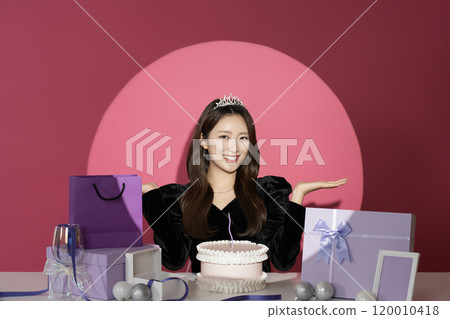 A female protagonist in her 20s who is receiving attention and attention in front of various gifts. A female protagonist in her 20s who is receiving attention and attention in front of various gifts. 120010418