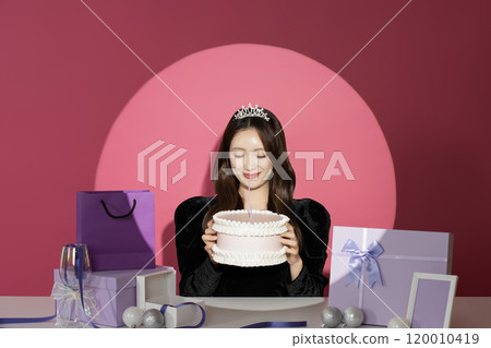A female protagonist in her 20s who is receiving attention and attention in front of various gifts. A female protagonist in her 20s who is receiving attention and attention in front of various gifts. 120010419