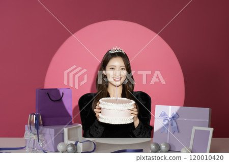A female protagonist in her 20s who is receiving attention and attention in front of various gifts. 120010420