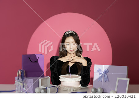 A female protagonist in her 20s who is receiving attention and attention in front of various gifts. 120010421