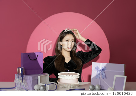 A female protagonist in her 20s who is receiving attention and attention in front of various gifts. 120010423