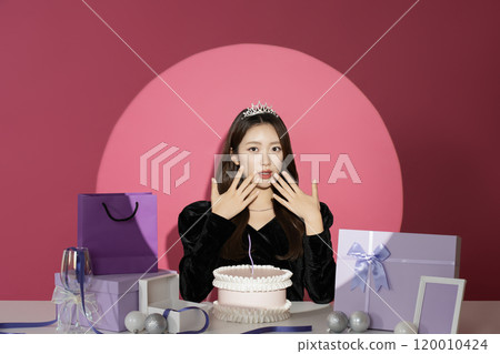 A female protagonist in her 20s who is receiving attention and attention in front of various gifts. A female protagonist in her 20s who is receiving attention and attention in front of various gifts. 120010424