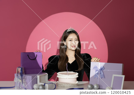 A female protagonist in her 20s who is receiving attention and attention in front of various gifts. A female protagonist in her 20s who is receiving attention and attention in front of various gifts. 120010425