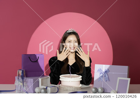 A female protagonist in her 20s who is receiving attention and attention in front of various gifts. 120010426