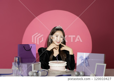 A female protagonist in her 20s who is receiving attention and attention in front of various gifts. A female protagonist in her 20s who is receiving attention and attention in front of various gifts. 120010427