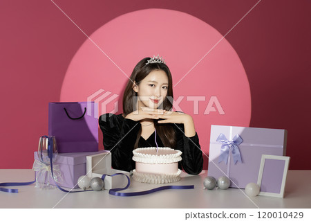A female protagonist in her 20s who is receiving attention and attention in front of various gifts. A female protagonist in her 20s who is receiving attention and attention in front of various gifts. 120010429