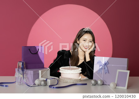 A female protagonist in her 20s who is receiving attention and attention in front of various gifts. A female protagonist in her 20s who is receiving attention and attention in front of various gifts. 120010430