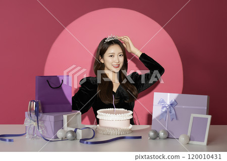 A female protagonist in her 20s who is receiving attention and attention in front of various gifts. A female protagonist in her 20s who is receiving attention and attention in front of various gifts. 120010431