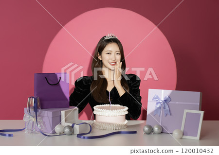 A female protagonist in her 20s who is receiving attention and attention in front of various gifts. 120010432