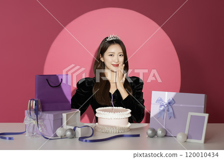 A female protagonist in her 20s who is receiving attention and attention in front of various gifts. A female protagonist in her 20s who is receiving attention and attention in front of various gifts. 120010434